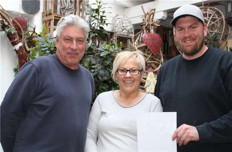 Walter (li.) und Kevin Schüller bei der Übergabe an Daria Nahrings.Foto: WITE