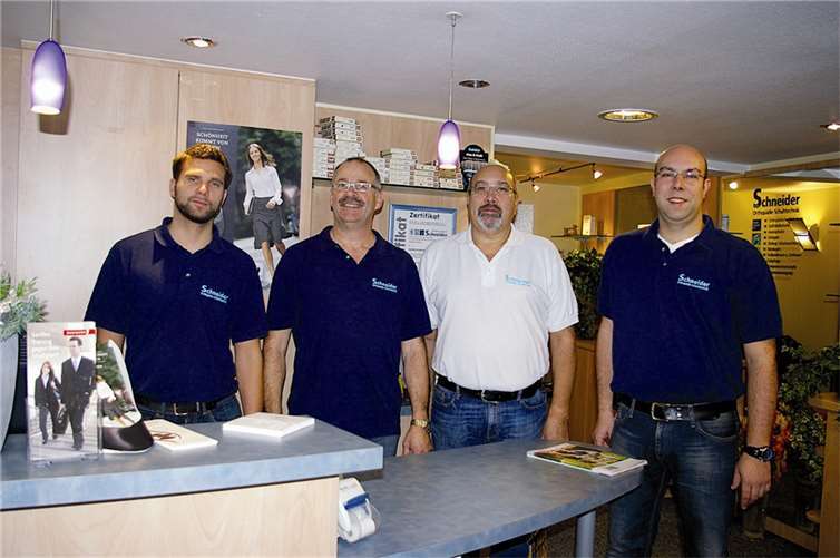 Walter und Holger Schneider mit ihrem Team im firmeneigenen Ladengeschäft. LÜ