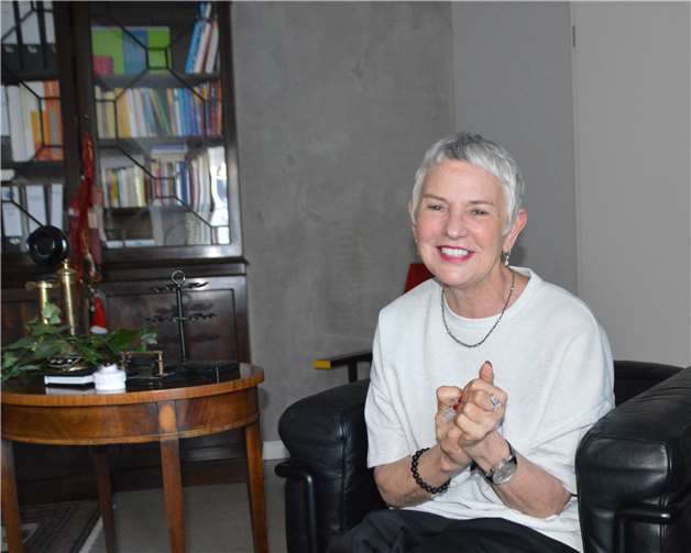 Waltraud Klein freut sich, dass sie ihr persönliches Dankeschönin der Sendung „Von Herzen live“ überbringen konnte. Foto: BE