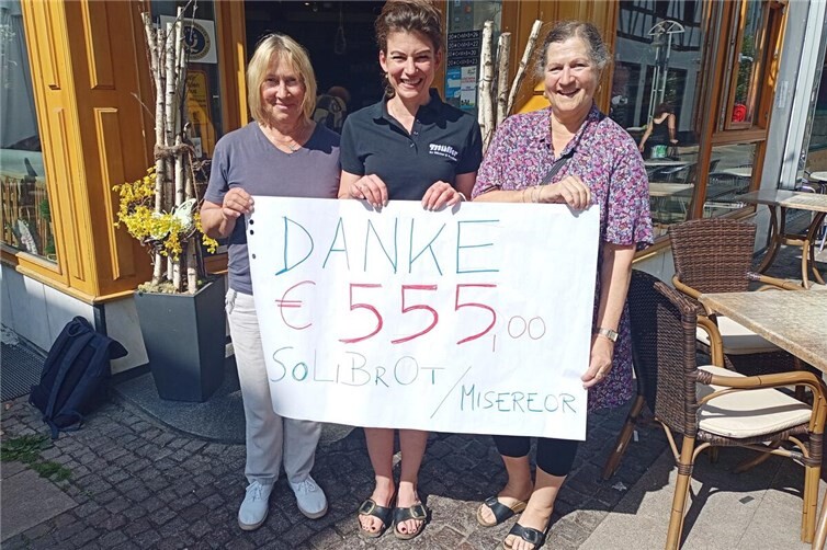 Waltraud Mertens (l.) und Karin Sobotka (r.) vom Weltladen mit Frau Müller