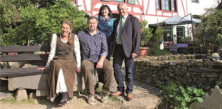 Waltraud Ohm-Faring und Walter Stobb (Bauherren), Margit Rödder-Rasbach (Dorferneuerungsbeauftragte des Landkreises Neuwied), Achim Hallerbach (Erster Kreisbeigeordneter und Baudezernent).privat
