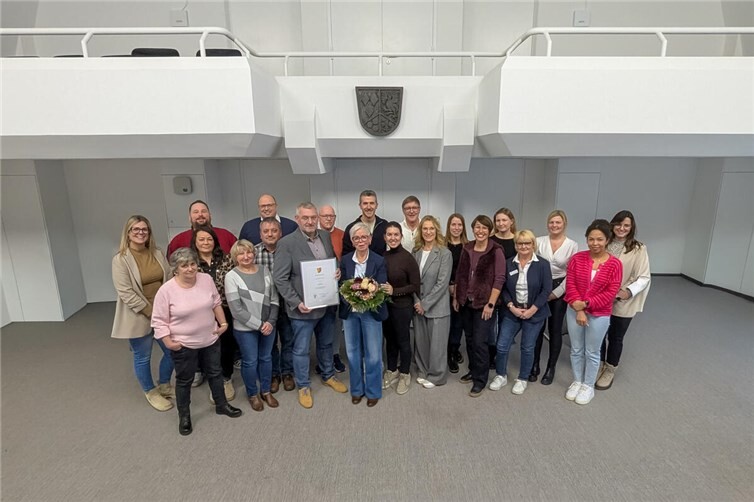 Waltraud Stenz (vordere Reihe, 4.v.l.) inmitten der Kolleginnen und Kollegen ihre Fachbereiches 1 – Zentrale Dienste, dem Ersten Beigeordneten Christoph Kicherer (vordere Reihe, 3.v.l.) sowie ihrem Sohn Sven (hintere Reihe, 5.v.l.) und Schwiegertochter Leila (vordere Reihe, 5.v.l.) bei ihrer Verabschiedungsfeier im großen Sitzungssaal der Verbandsgemeinde Vordereifel vor wenigen Tagen.Fotos: Laura Rinneburger, Verbandsgemeinde Vordereifel