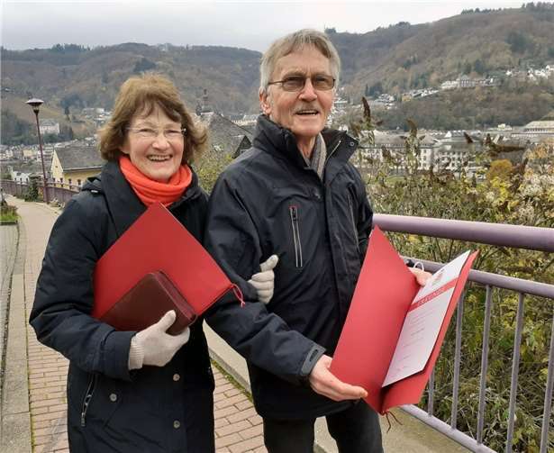 Waltraud und Alfred Geller wurden von Bischof Dr. Stephan Ackermann mit der Dankesurkunde des Bistums Trier für ihren jahrelangen Einsatz in der Arbeit mit Geflüchteten ausgezeichnet.Foto: Bistum Trier