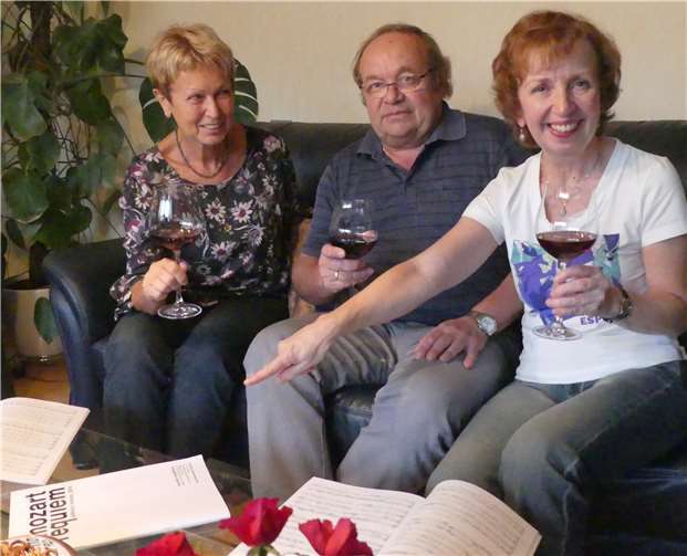 Waltraut Schmickler-Urbanke, Rita und Harald Kernweiss haben sich über den Chor gefunden. privat