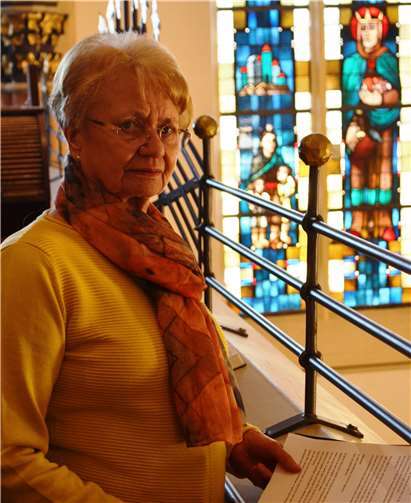 Wanda Schönfelder vor dem Elisabeth-Fenster in Ringen.Quelle: Dekanat Ahr-Eifel