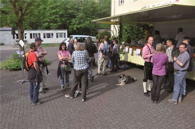 Wanderer-Tränke am 1. Mai vor Haus Wasserburg. privat