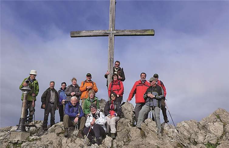 Wanderer am Gipfelkreuz der Kanzelwand. Eifelverein Adenau