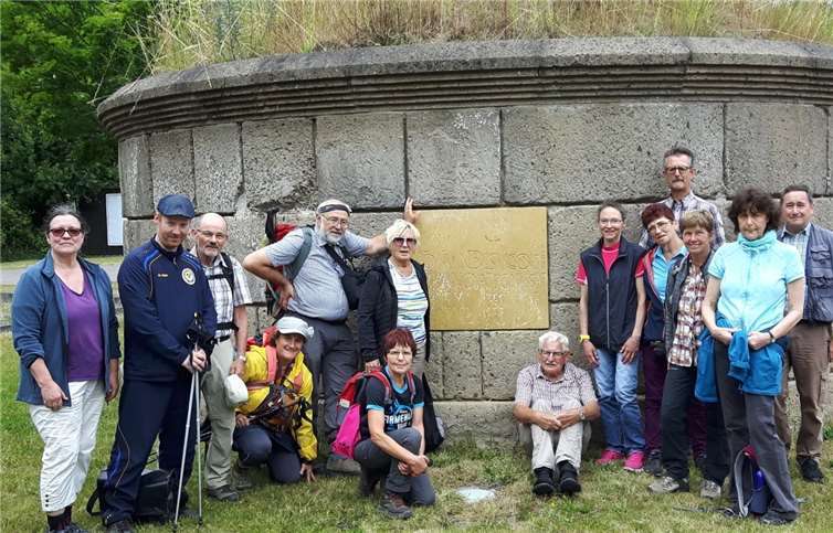 Wanderer am Tumulus in Nickenich, dem Start- und Zielpunkt der Rundwanderung.
