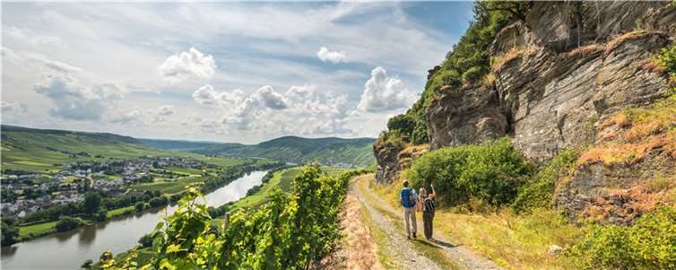 Wanderer auf dem Moselsteig bestaunen Felsmassiv und Weitblick über das Moseltal.  Foto: Dominik Ketz/Rheinland-Pfalz Tourismus GmbH