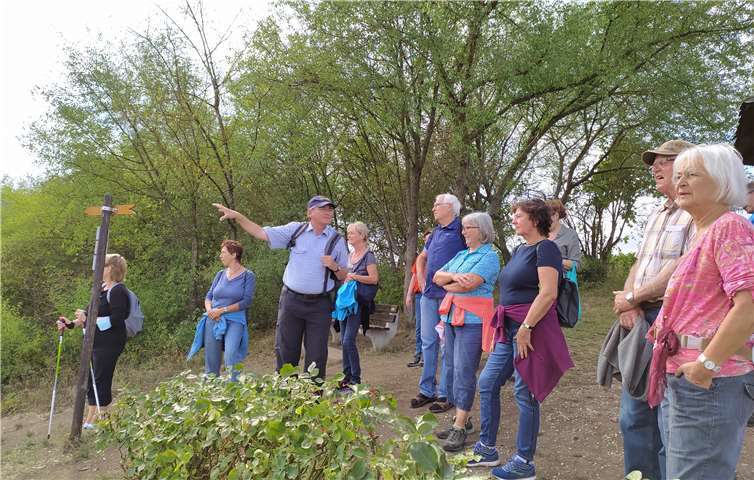 Wanderer auf den Winninger Höhen mit Blick ins Moseltal. Foto: privat