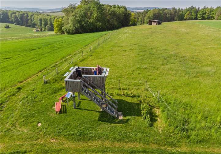 Wanderer auf der Aussichtskanzel an der Iserbachschleife. Foto: Andreas Pacek/Touristik-Verband Wiedtal e.V.