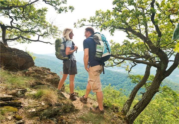 Wanderer bei einer Rast mit Blick ins Ahrtal. Dominik Ketz