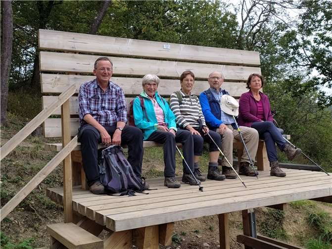 Wanderer genießen nicht nur die Aussicht, sondern auch die Pause.Foto: Martina Schauß