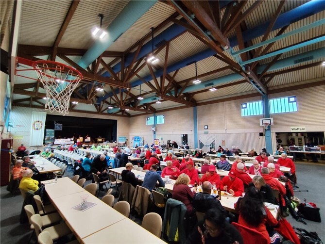 Vielfalt der Strecken begeistert internationale Wanderer  Wanderer in der August-Horch- Halle in Winningen.