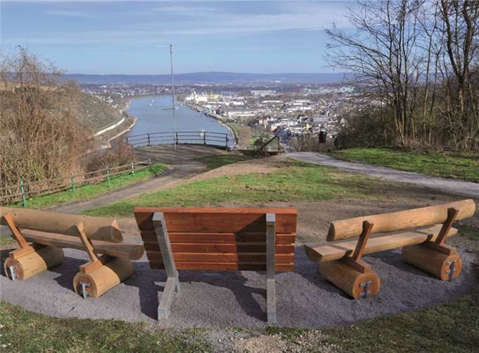Wanderer und Spaziergänger können über den neu angelegten Weg ganz bequem die Kanzel erreichen und dort auf den neu installierten Bänken gemütlich rasten und die herrliche Aussicht auf das Rheintal sowie Andernach genießen. Stadtverwaltung/Maurer