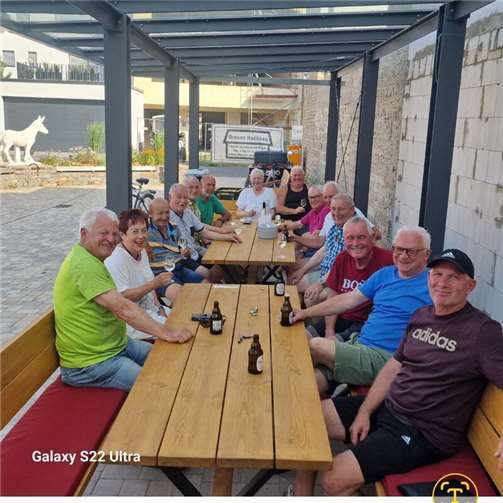 Wanderfreunde und Verkehrsverein feiern die Übergabe der Holzbänke bei ihrem traditionellen „Hock“.  Foto: privat