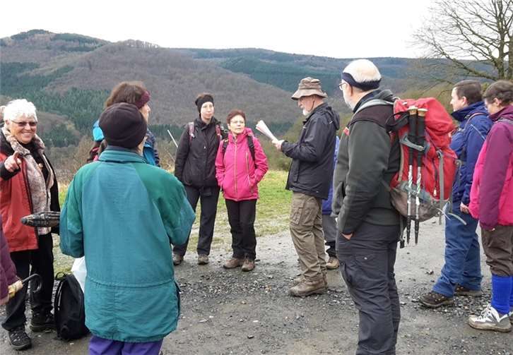 Wanderführer Günter Beisel regt die Gruppe erneut mit einer kurzen Geschichte zum Innehalten an.privat