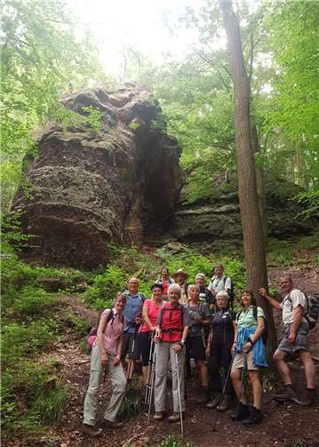 Wanderführer Toni Weil führte die Gruppe bei ihrer ersten Wanderung über die Felsenpassage an markanten Hinkelsteinfelsen vorbei.Privat