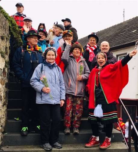 Wanderführerin „Rotkäppchen“ Rita Mines mit der jecken Gruppe.Foto: privat