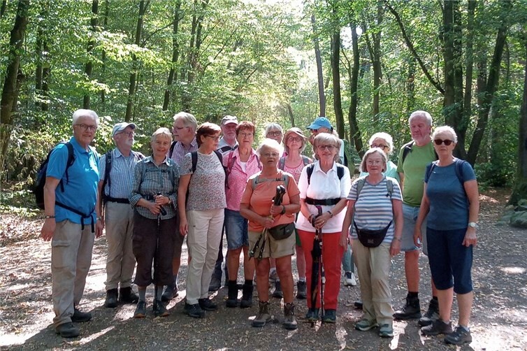 Wandergruppe am Kaiser-Wilhelm-Denkmal