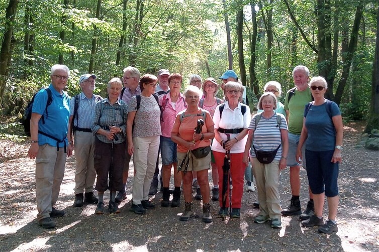 Wandergruppe am Kaiser-Wilhelm-Denkmal
