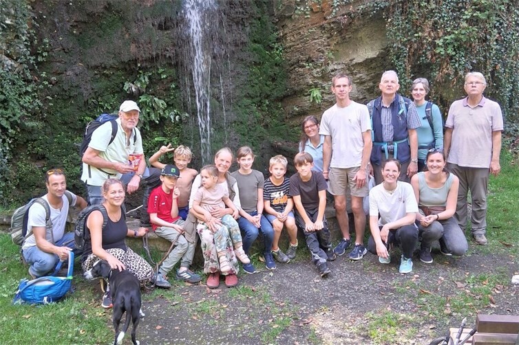 Wandergruppe an der Kaskade von Unkel