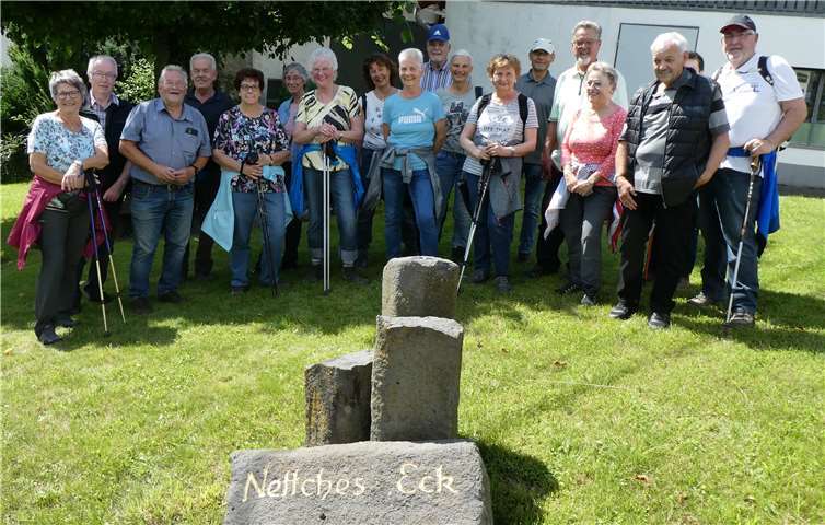 Wandergruppe an einem historischen Ort von Hümmerich, Nettches Eck. Foto: privat