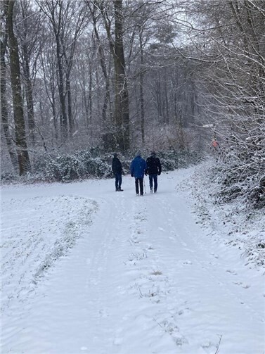 Wandergruppe auf der Suche nach einem geeigneten Platz für die Stempelstation. Foto: privat