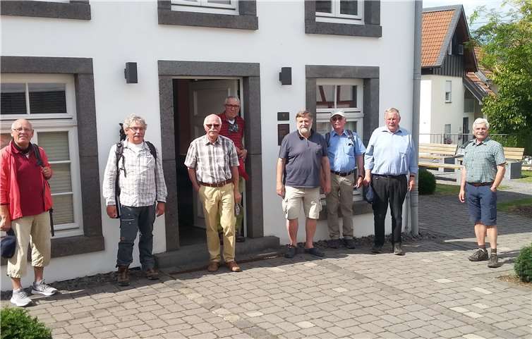 Wandergruppe aus der Region Erftstadt mit Dr. Berthold Loth und Richard Keuler (2. und 3. von links) nach der Besichtigung der ehem. Synagoge Niederzissen. Foto: . Günter Fuchshofen