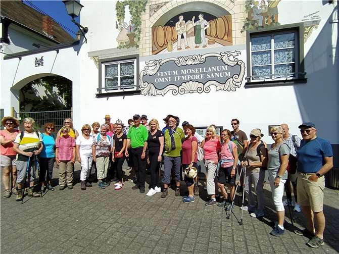 Wandergruppe beim Winninger Weinfest. Foto: Martina Schauß