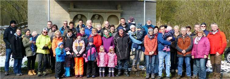 Wandergruppe der Nachbarschaft am Nischengrabmal NickenichFoto: Christine Schneichel-Gräf