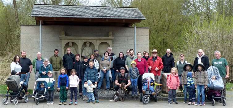Wandergruppe der Nachbarschaft am Nischengrabmal Nickenich. Foto: privat