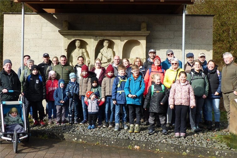 Wandergruppe der Nachbarschaft am Nischengrabmal Nickenich