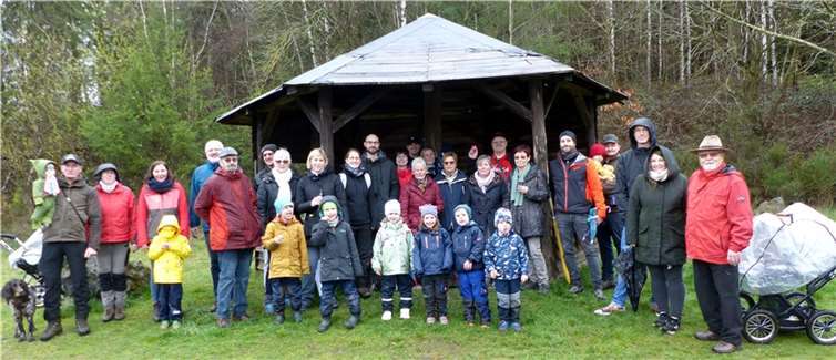 Wandergruppe der Nachbarschaft an der Hermann-Hütte Nickenich. Foto: privat