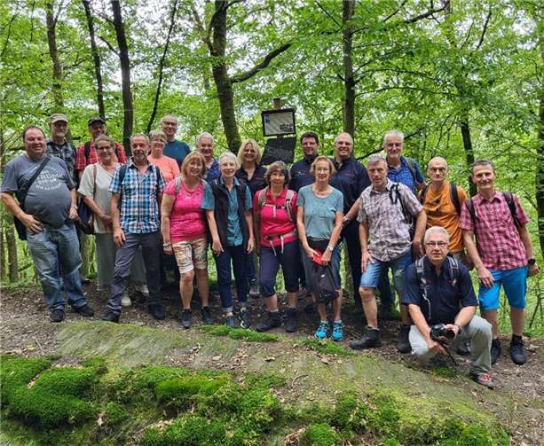 Wandergruppe der frischgebackenen Wanderführerin des Schiefervereins, Monika Arenz, (Bildmitte links) nach der Enthüllung der Hinweistafel zur Grubenstraße. Vereinsvorsitzender Andreas Klotz (Bildmitte rechts) unterstützte bei der Enthüllung und begrüßte die neue Wanderführerin im Amt. Foto: Ute Laux
