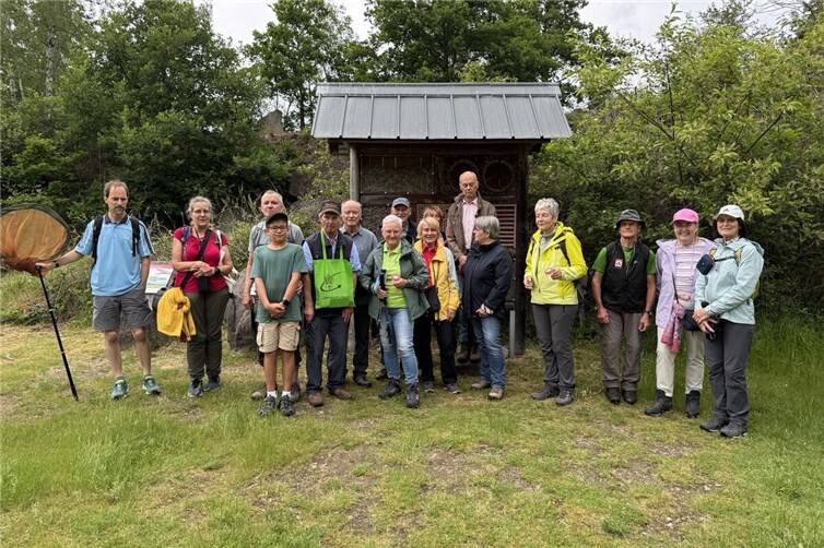Wandergruppe vor Insektenhotel.