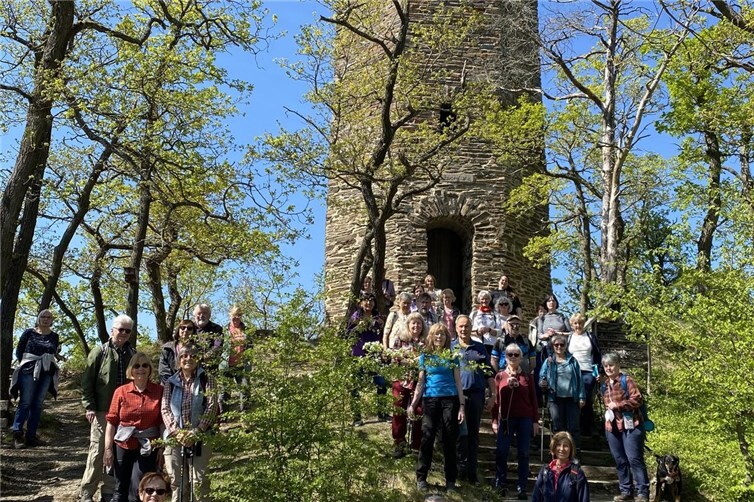Wandergruppe vor Krausbergturm