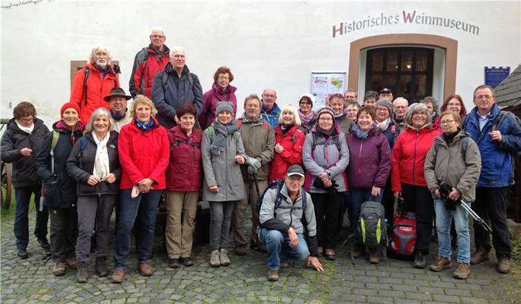 Wandergruppe vor dem Historischen Weinmuseum.Quelle: Eifelverein Untermosel