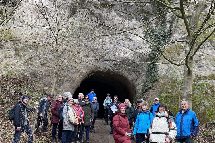 Wandergruppe vor den Trasshöhlen
