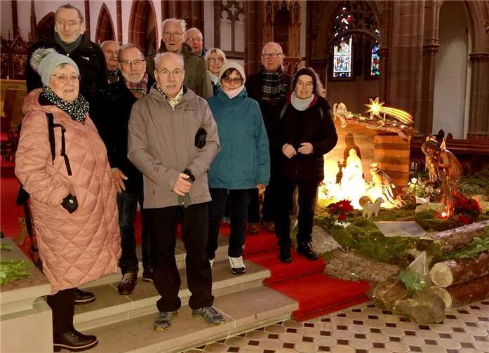 Wandergruppe vor der Krippe in der Josefskirche.Foto: Gaby Stockhausen / Kolpingfamilie