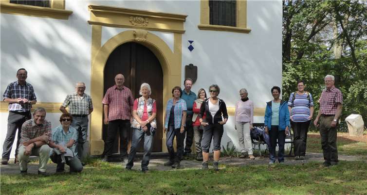 Wandergruppe vor der Wallfahrtskapelle. Foto: Martina Schauss