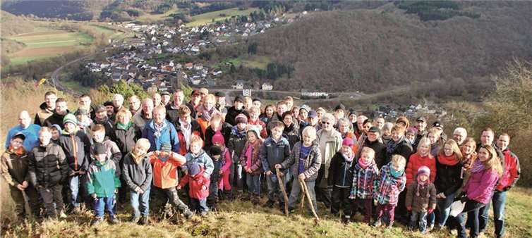 Wandergruppe vor herrlichem Ortspanorama von Hönningen. privat