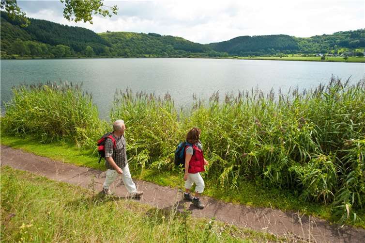 Wandern am Meerfelder Maar. Foto: Dominik Ketz / Rheinland-Pfalz Tourismus GmbH