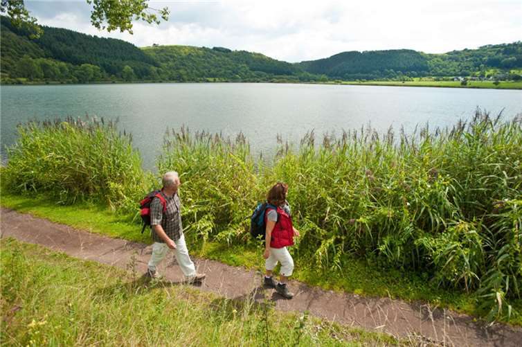 Wandern am Meerfelder Maar. Foto: Dominik Ketz / Rheinland-Pfalz Tourismus GmbH