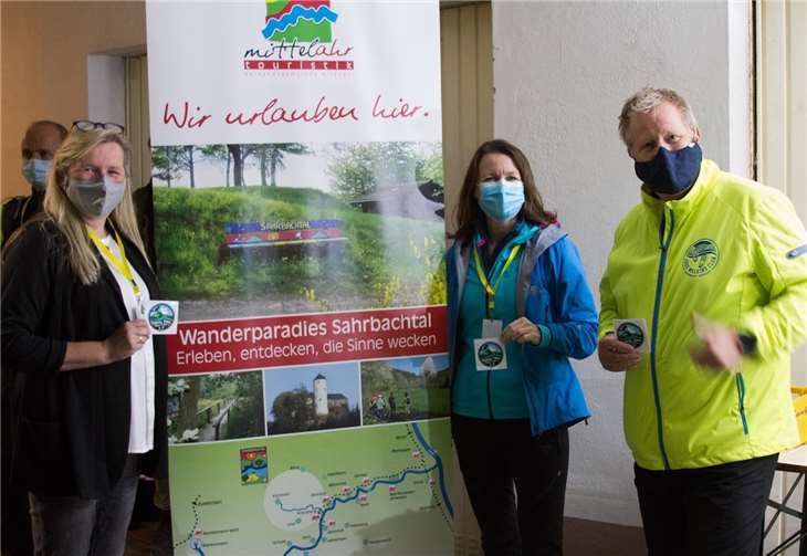 Wanderparadies Sahrbachtal (v.l.n.r.):: Ortvorsteherin von Kreuzberg Anke Hupperich, Bürgermeisterin der Verbandsgemeinde Altenahr Cornelia Weigand und Frank Piontek vom Good Walking Club e.V. am Start.