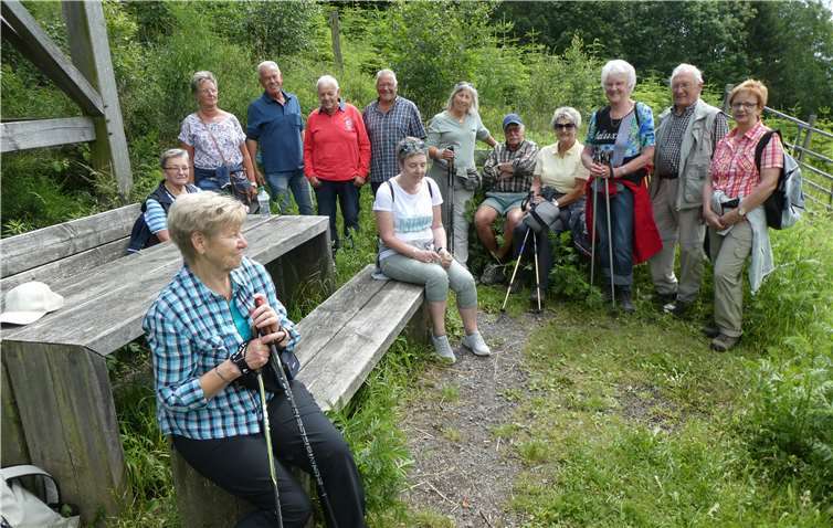 Wanderpause am Römerturm, am Westerwaldsteig, oberhalb von Rheinbrohl.Foto: privat