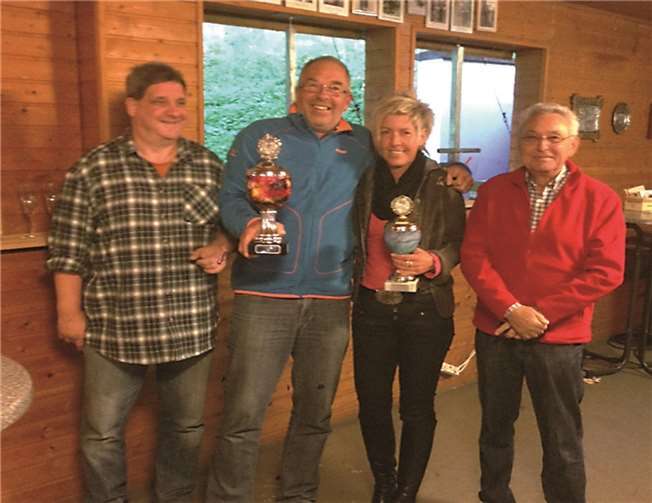 Wanderpokale für die besten Einzelschützen: Bei den Männern siegte Wiljo Schiffer, bei den Damen Uschi Kluwig.