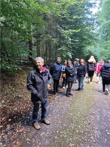 Wanderung im Nickenicher Wald.  Foto: Claudia Pleinen