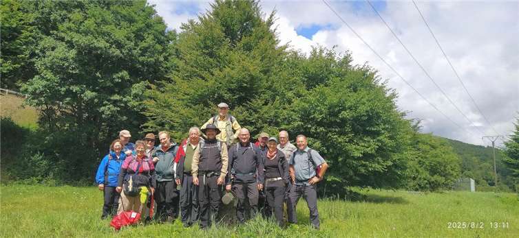 Wanderwarte bei der Rast am Belüftungsschacht der Kanalisation zwischen Adenau und Leimbach.  Foto: Dr. Petra Holz