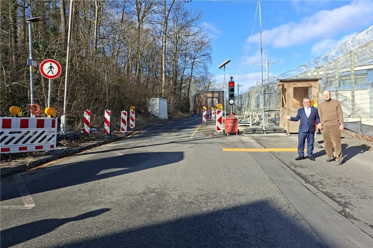 Wann endlich erledigt? Die Karthäuser Stephan Wefelscheid, MdL, Fraktionsvorsitzender im Stadtrat und Edgar Kühlenthal, Mitglied des Stadtrats, erleben an der Baustelle Hüberlingsweg/JVA die Behinderung aller Verkehrsarten.
